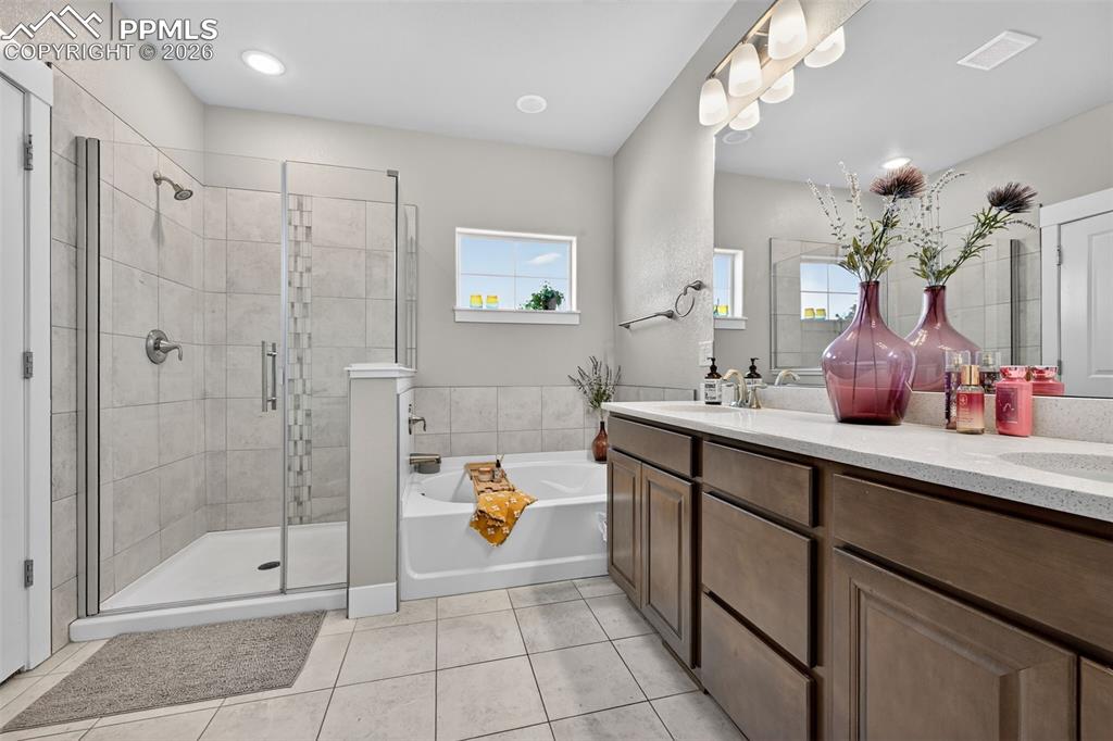 Image 5 of 38: Bathroom