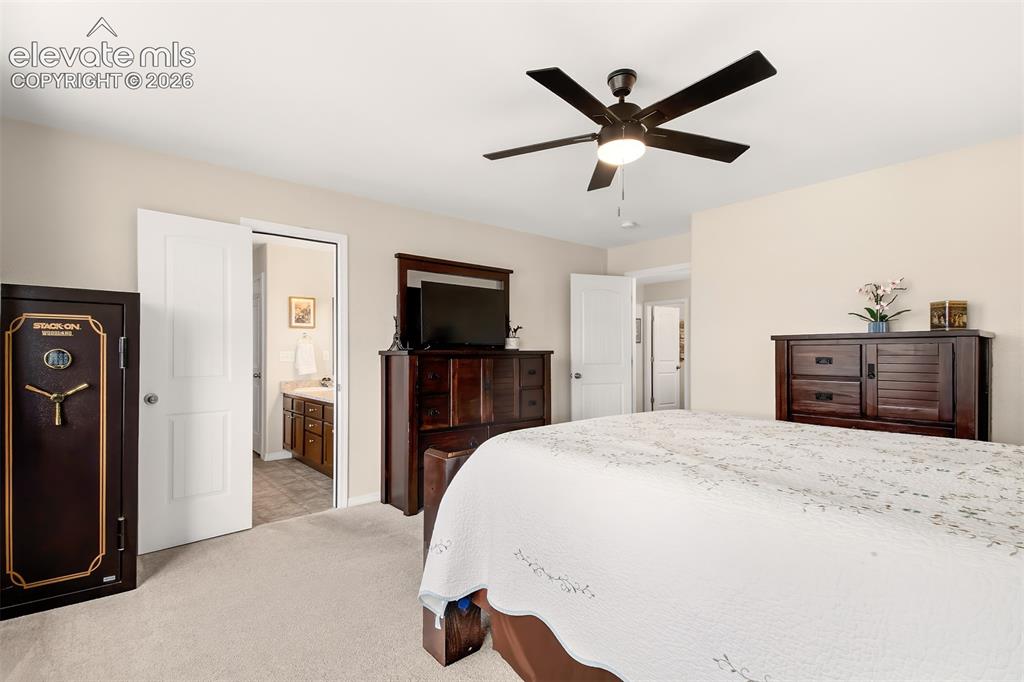 Image 14 of 36: Bedroom