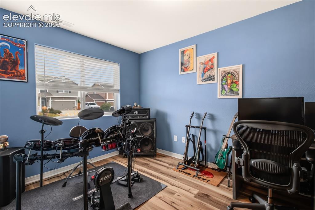 Image 19 of 36: Office