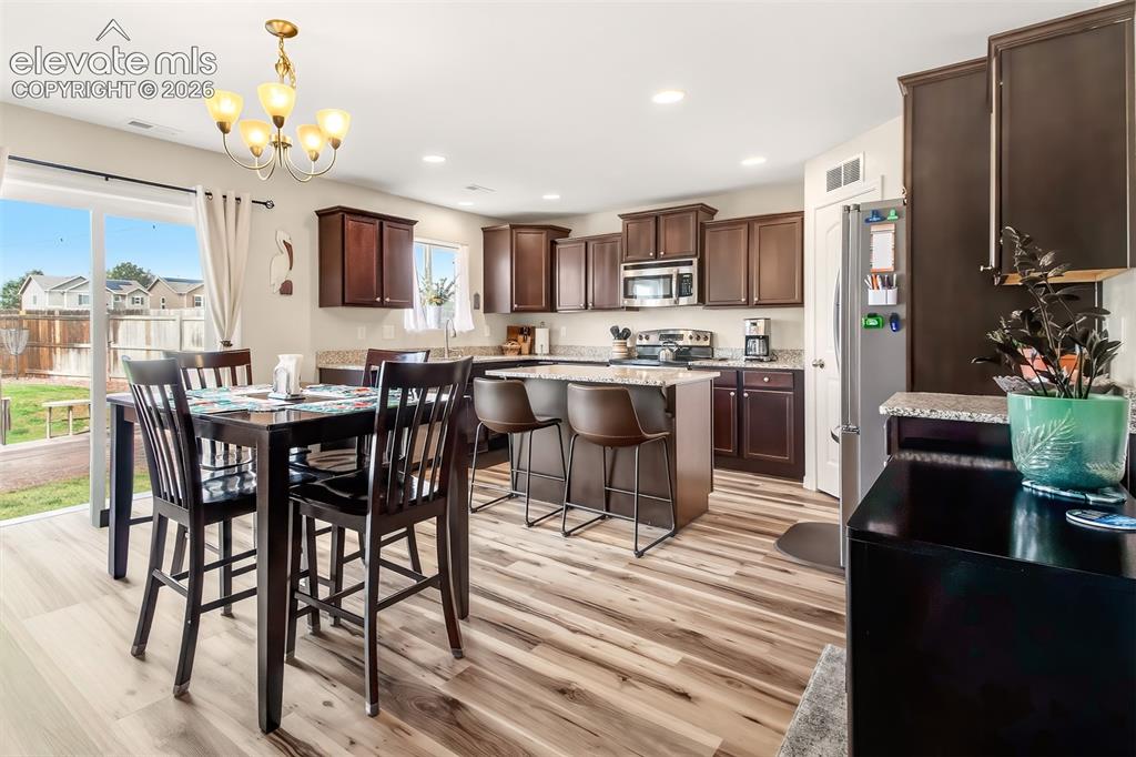 Image 7 of 36: Dining Area