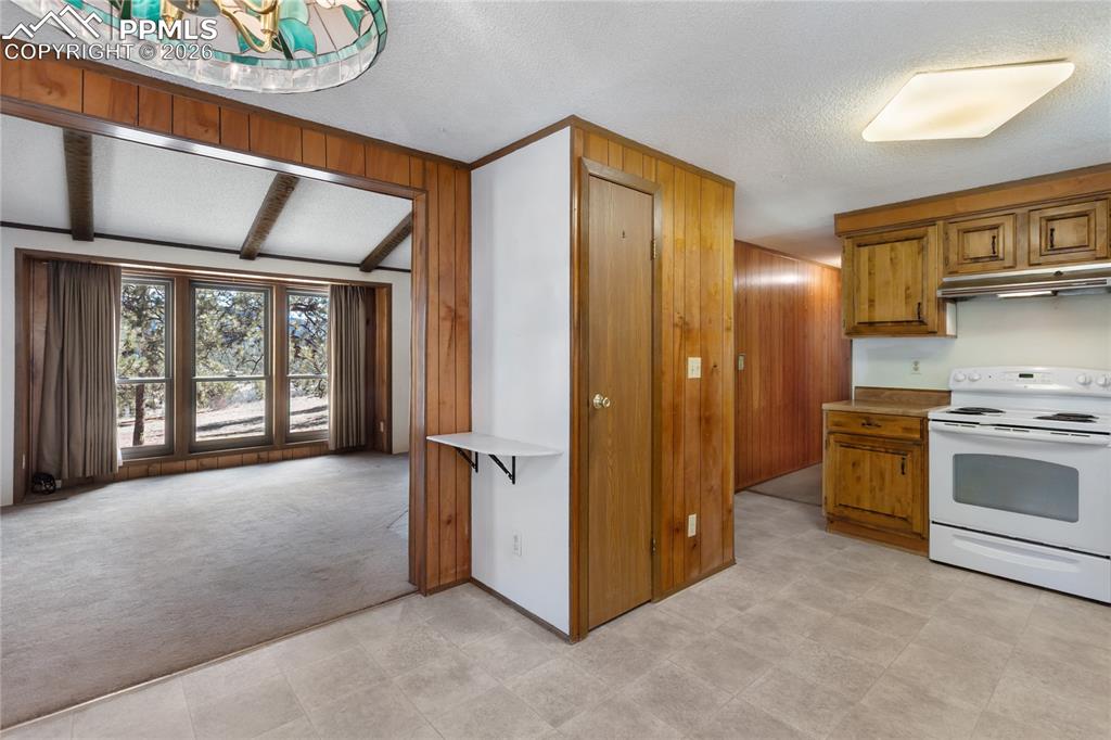 Image 10 of 49: Kitchen