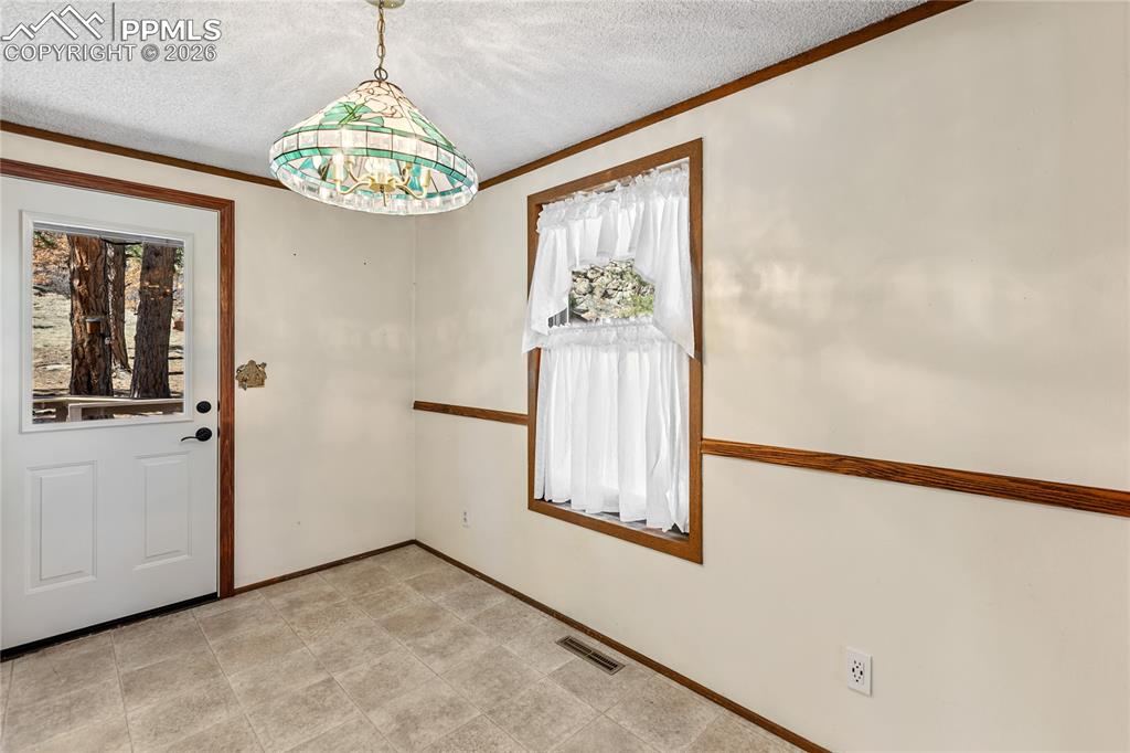 Image 11 of 49: Dining Area