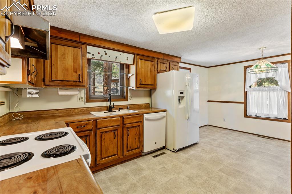 Image 12 of 49: Kitchen