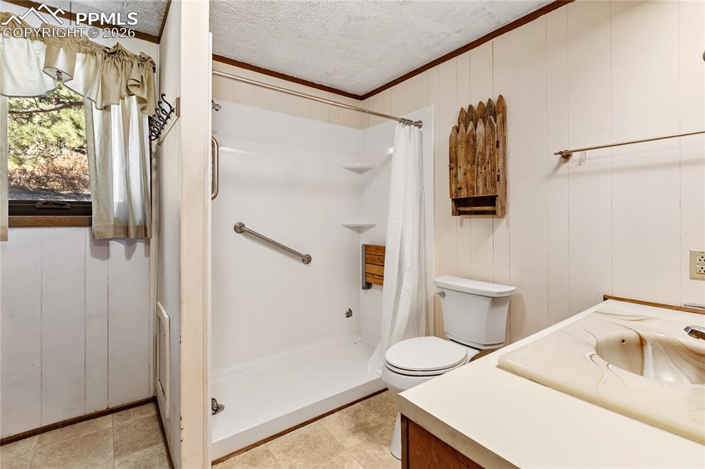 Image 15 of 49: Bathroom