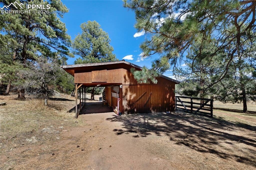 Image 30 of 49: Stables/Work shop/carport