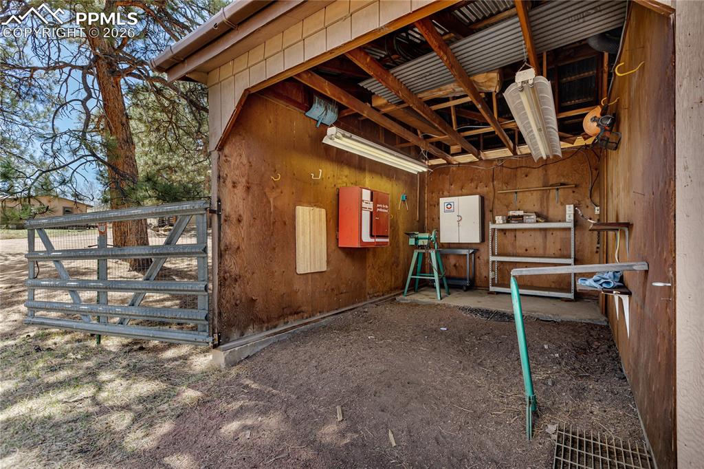 Image 33 of 49: Stable