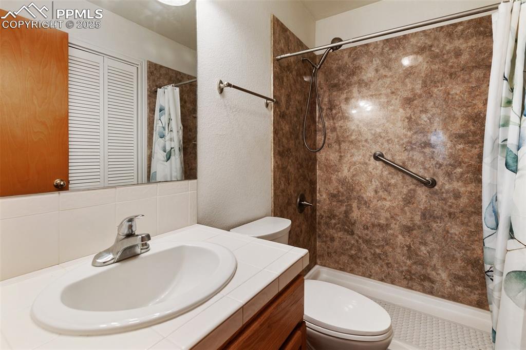 Image 17 of 30: Full bathroom