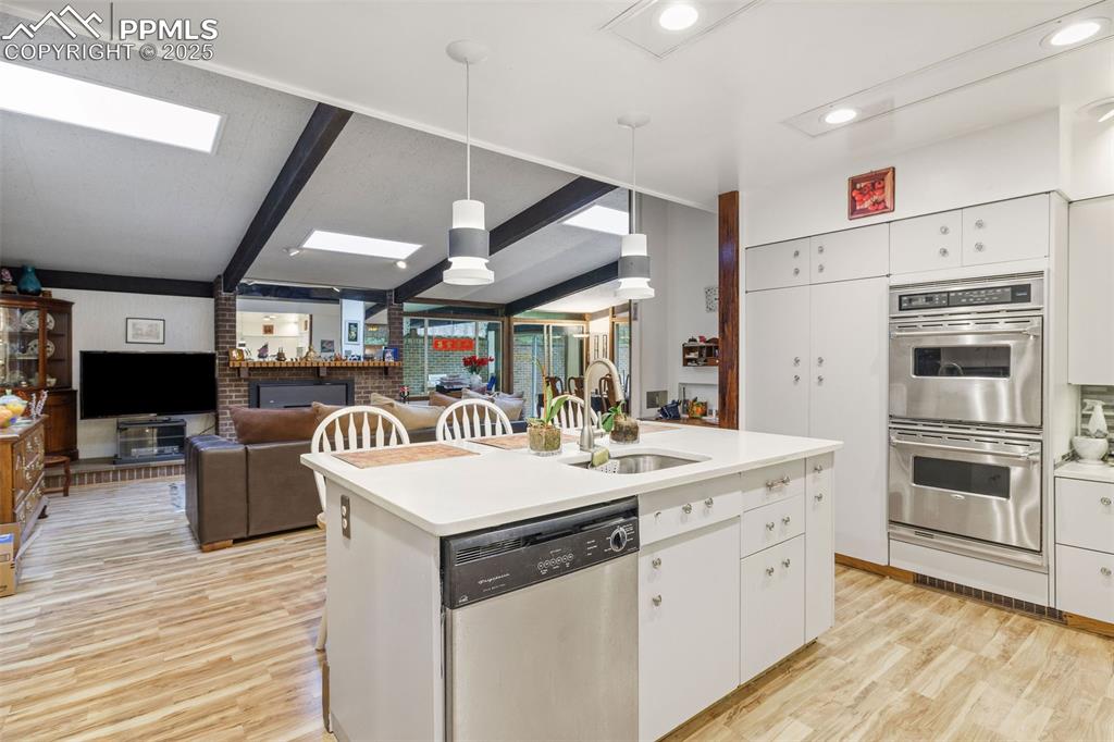 Image 16 of 45: Kitchen
