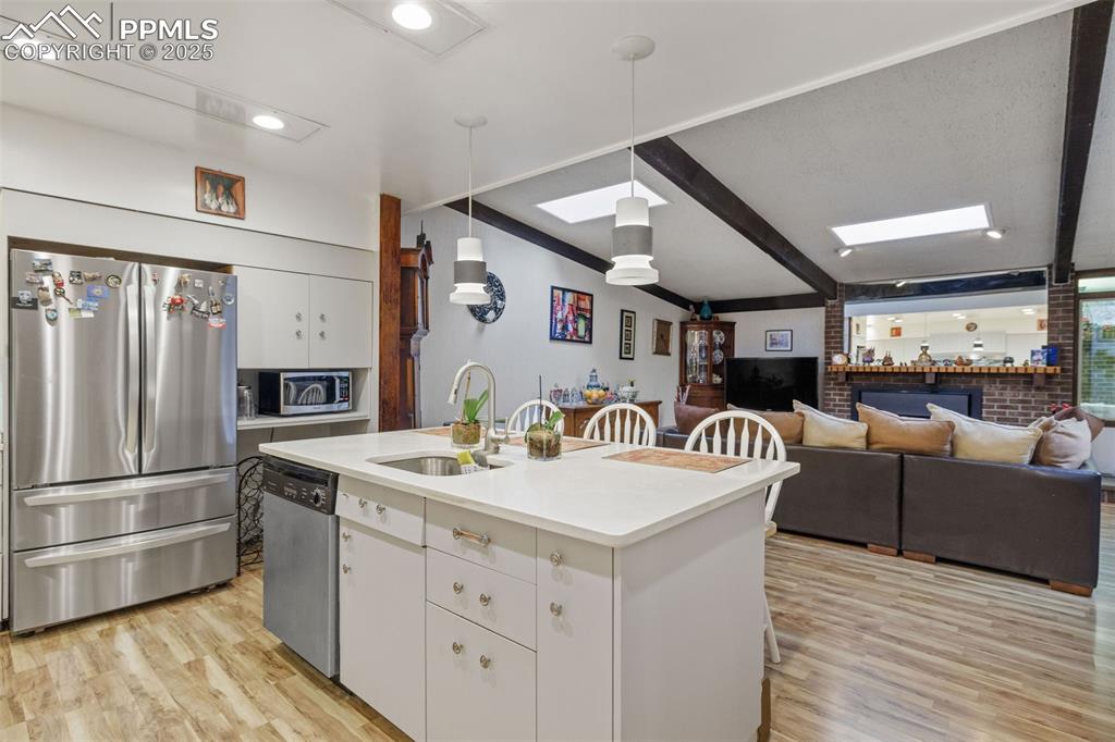 Image 17 of 45: Kitchen