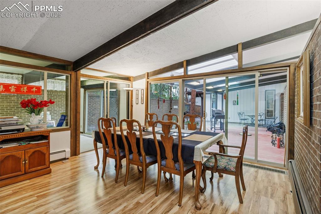 Image 18 of 45: Dining Area