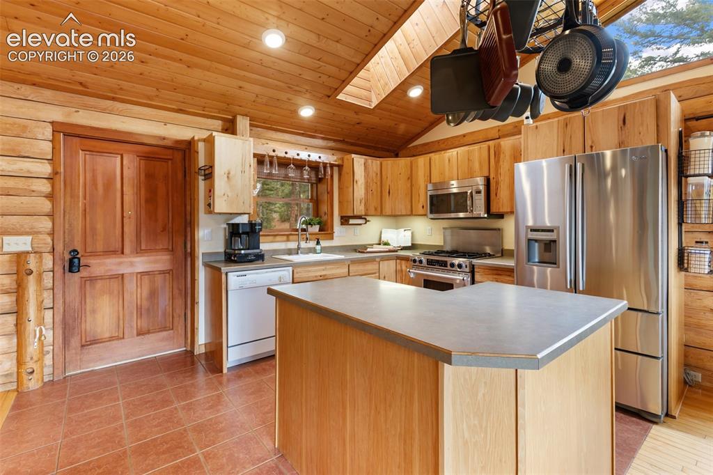 Image 10 of 50: Kitchen
