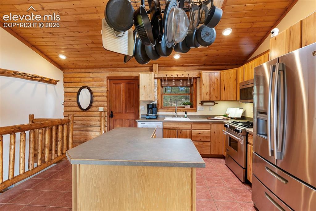 Image 11 of 50: Kitchen