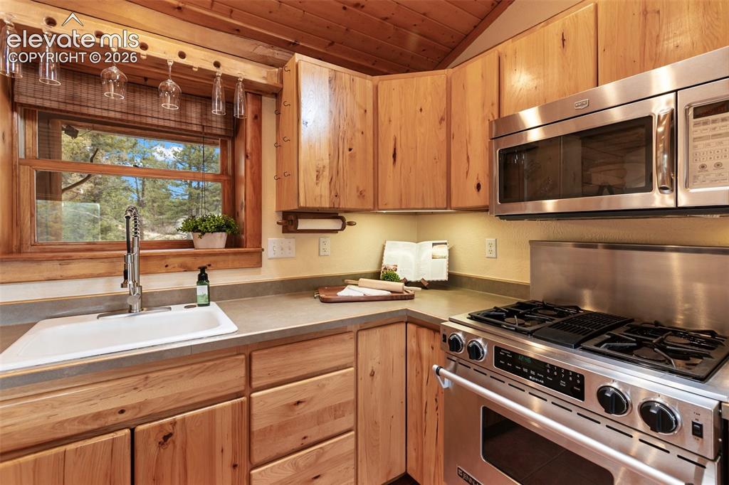 Image 12 of 50: Kitchen