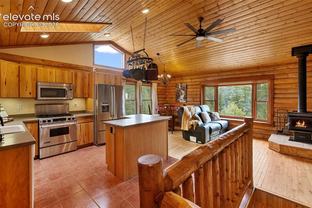 Image 14 of 50: Kitchen