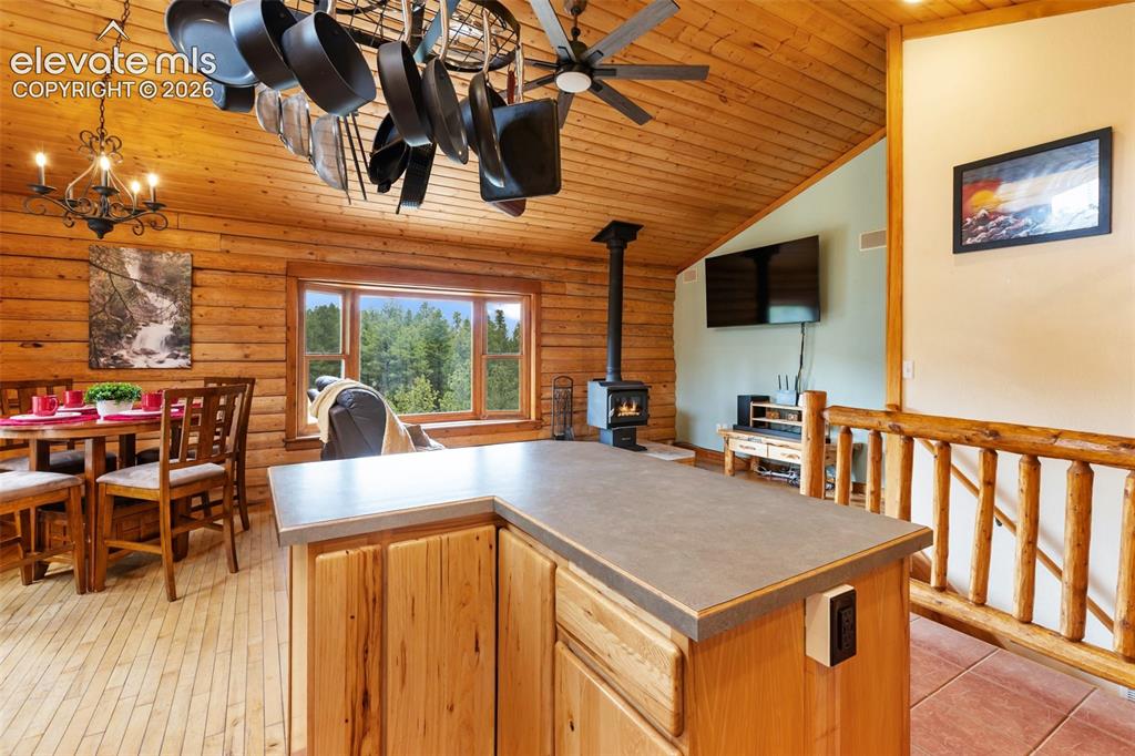 Image 15 of 50: Kitchen