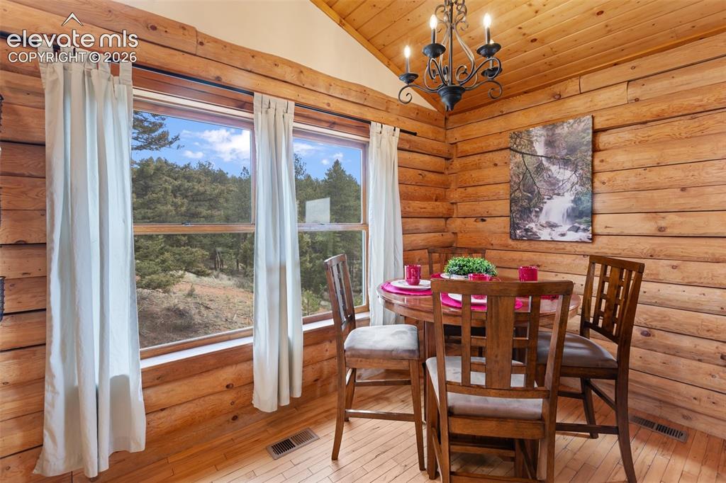 Image 16 of 50: Dining Area