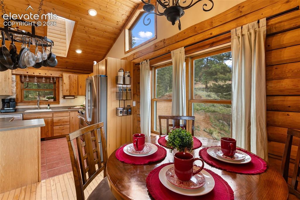 Image 17 of 50: Dining Area