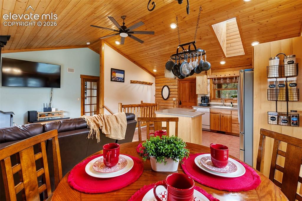 Image 18 of 50: Dining Area