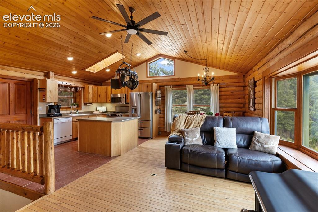 Image 19 of 50: Living Room