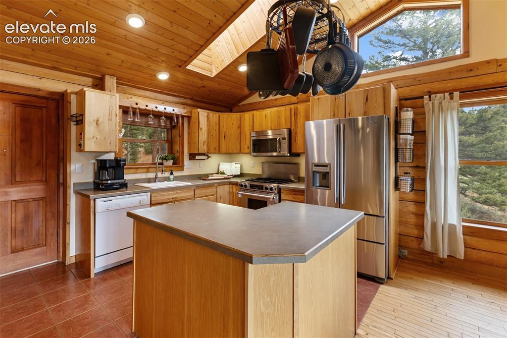 Image 9 of 50: Kitchen
