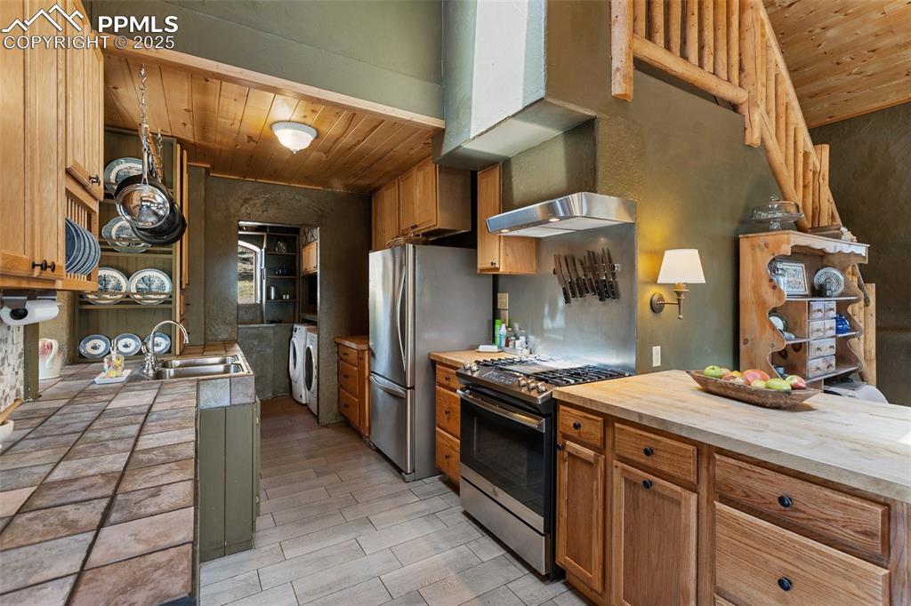 Image 17 of 50: Wood counter tops with breakfast bar.