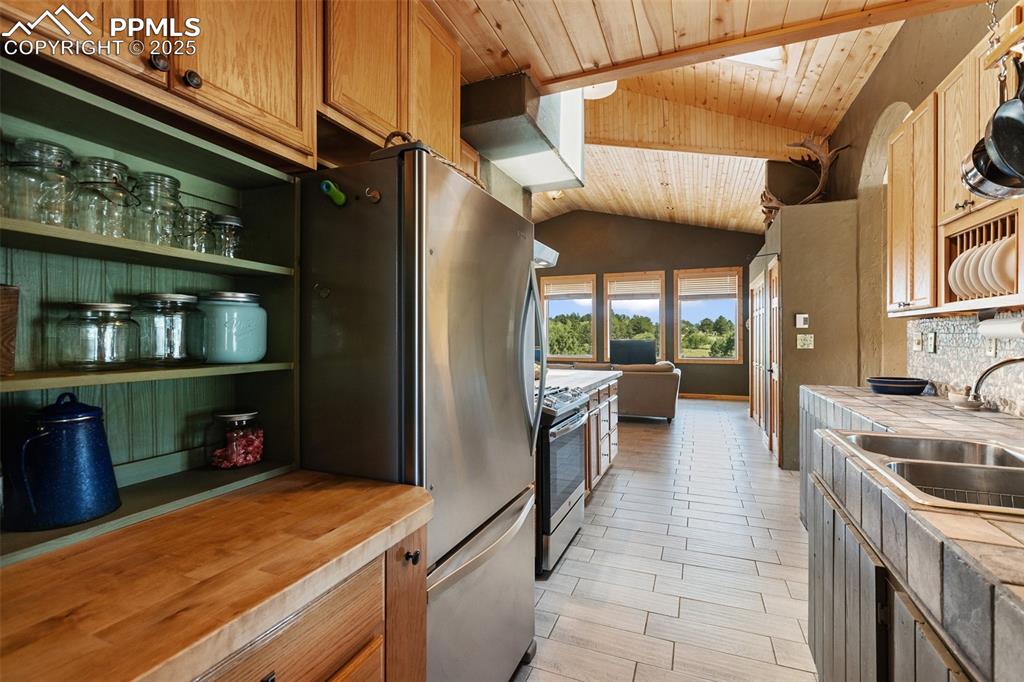 Image 18 of 50: Kitchen flows to the family room.