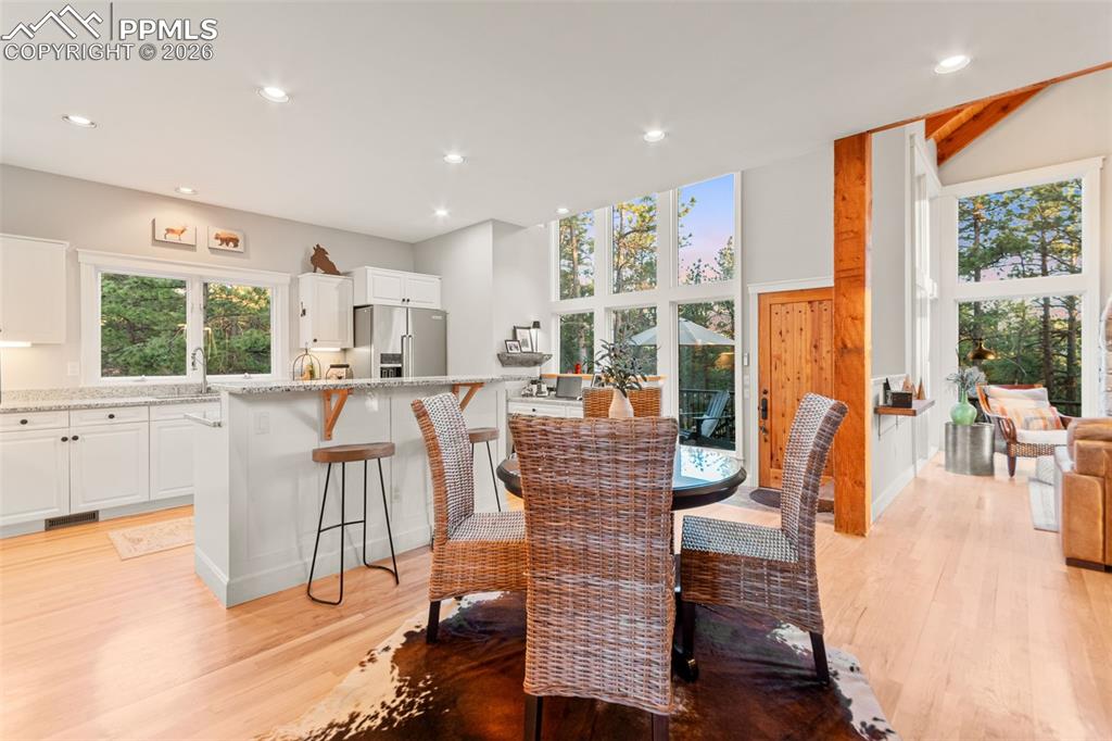 Image 10 of 50: Dining Area