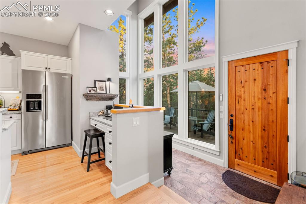 Image 12 of 50: Kitchen