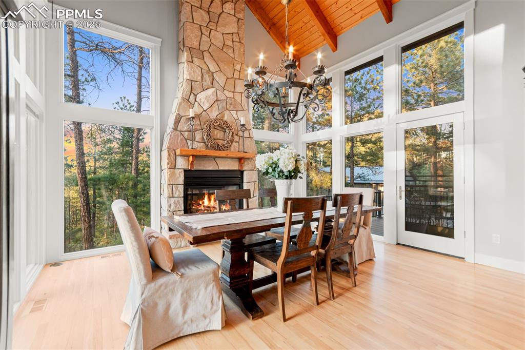 Image 14 of 50: Dining Area