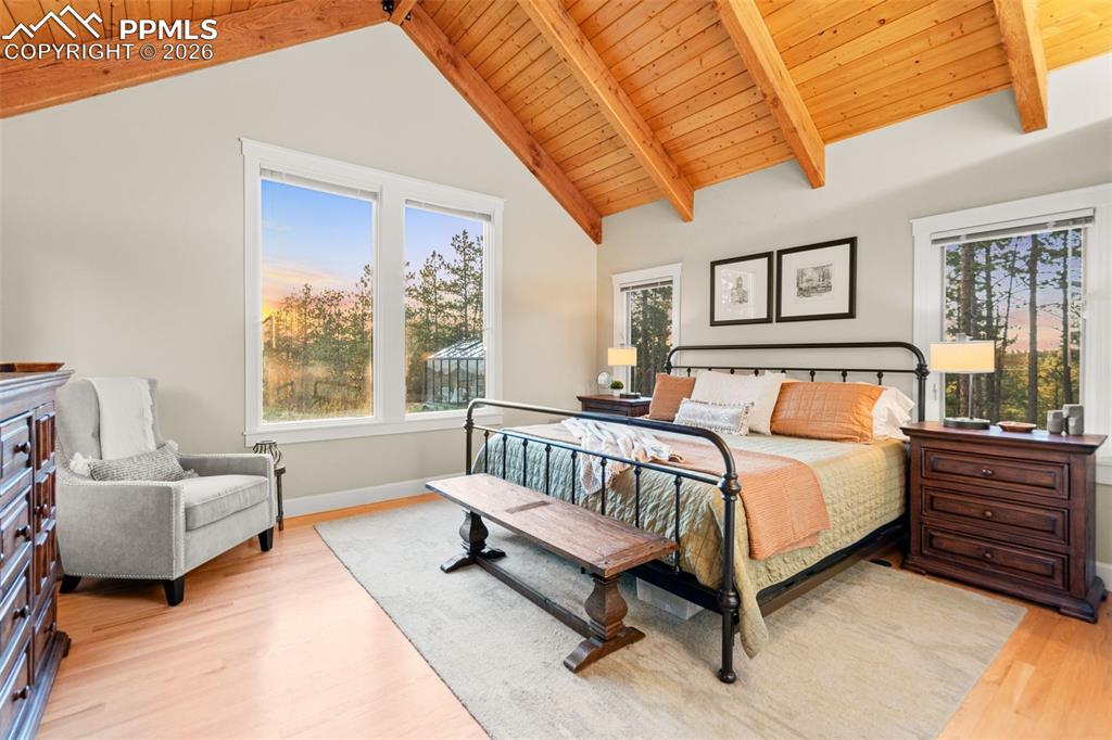 Image 15 of 50: Bedroom