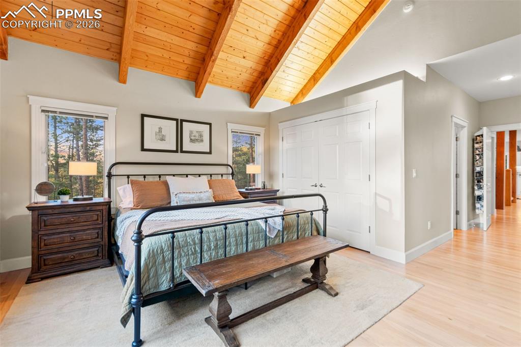 Image 16 of 50: Bedroom