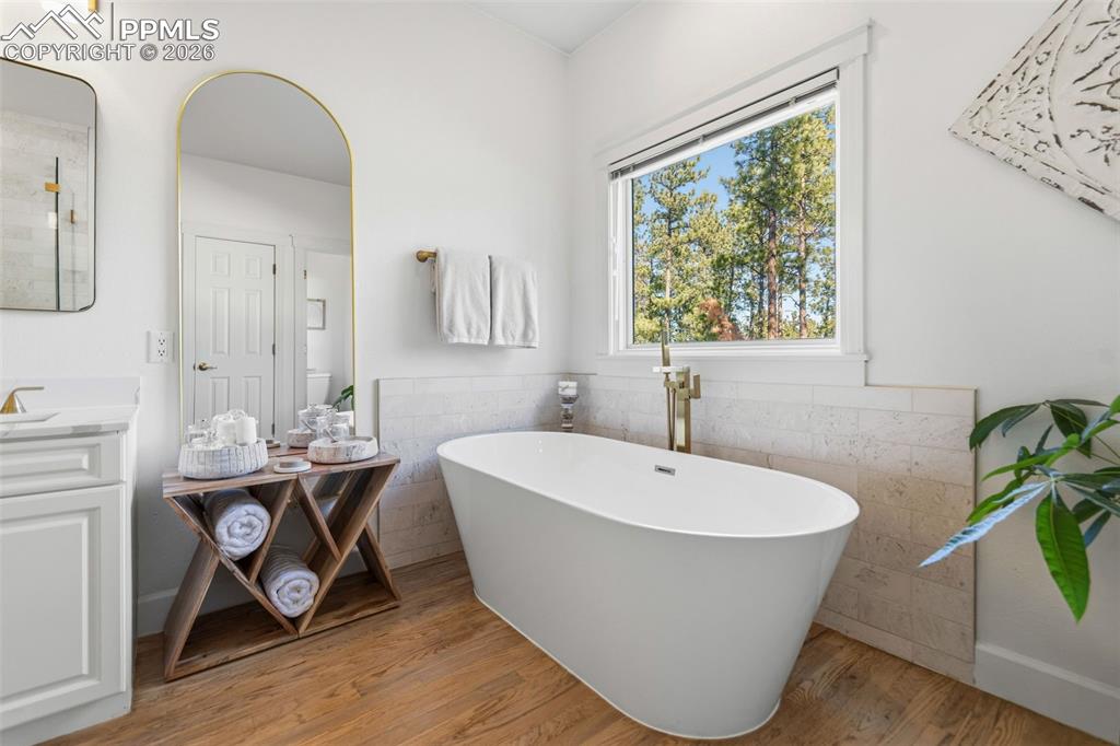 Image 18 of 50: Bathroom