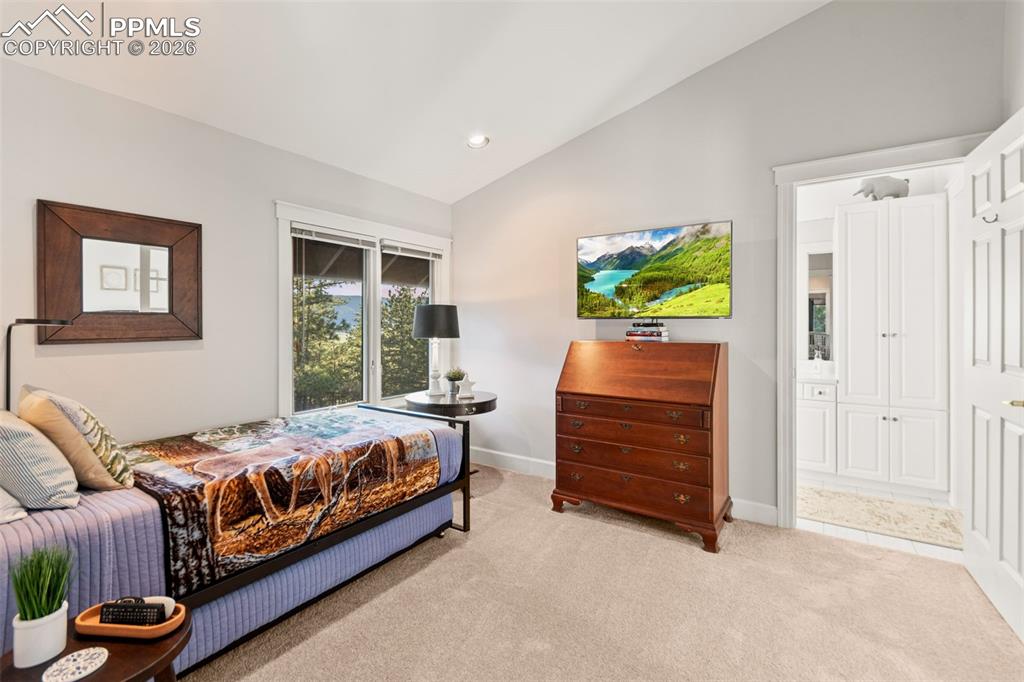 Image 19 of 50: Bedroom