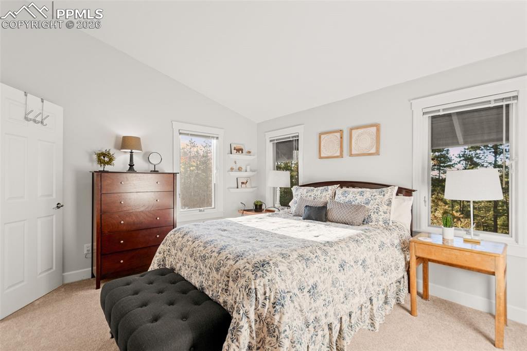 Image 21 of 50: Bedroom