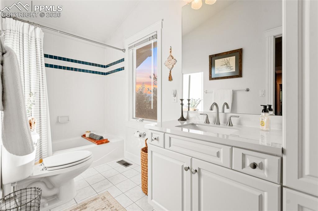 Image 22 of 50: Bathroom