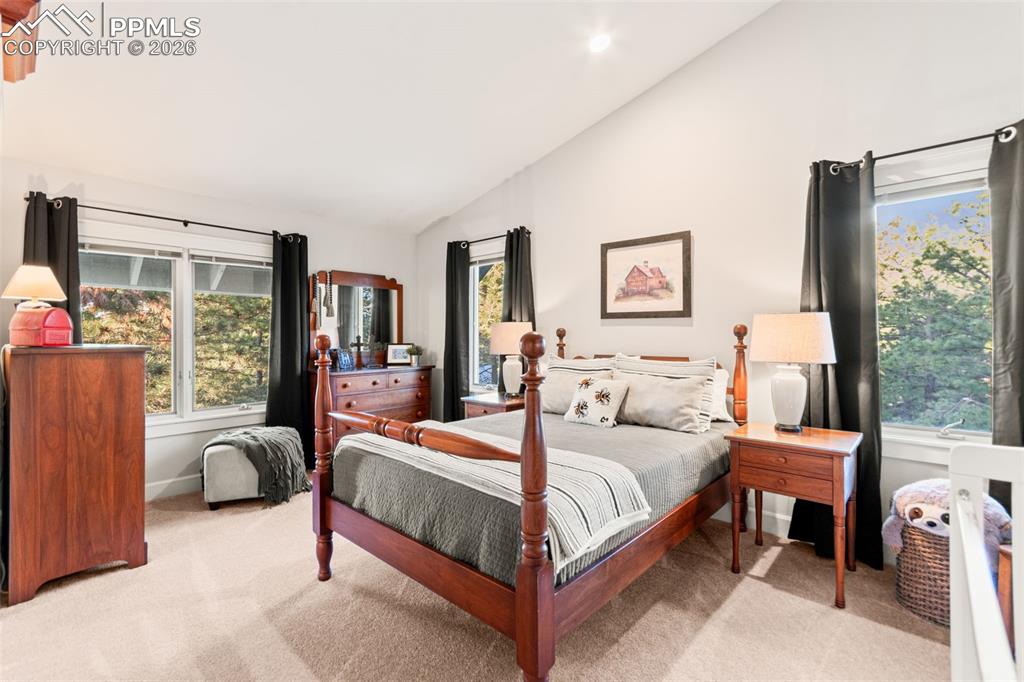 Image 23 of 50: Bedroom