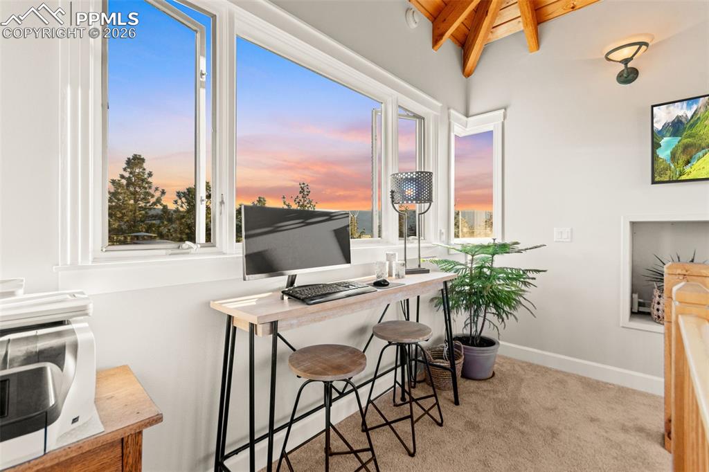 Image 25 of 50: Office