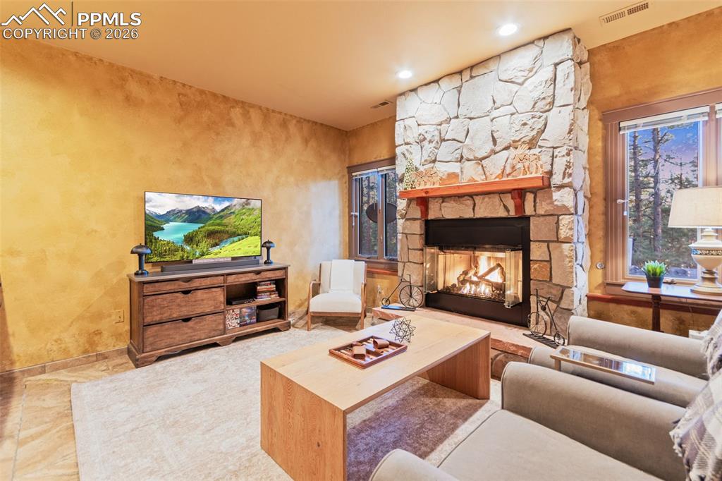 Image 26 of 50: Living Room