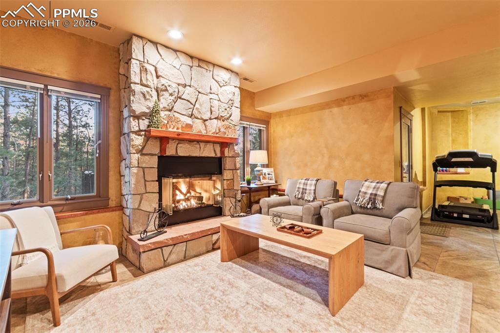 Image 27 of 50: Living Room