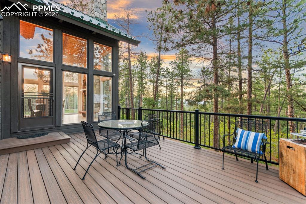 Image 31 of 50: Deck