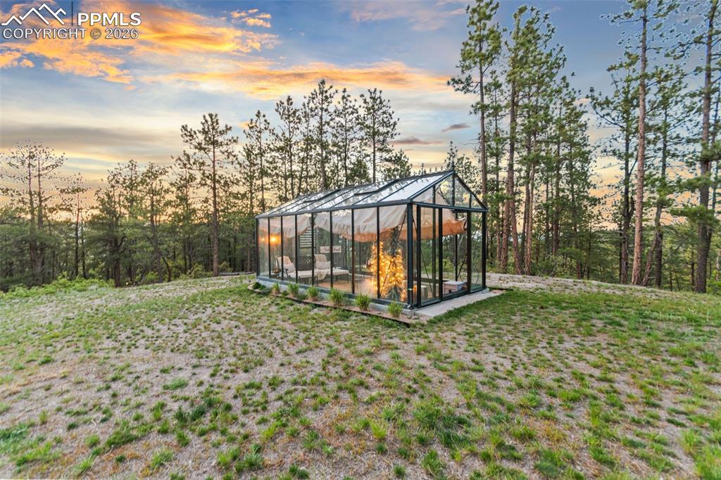 Image 32 of 50: Yard