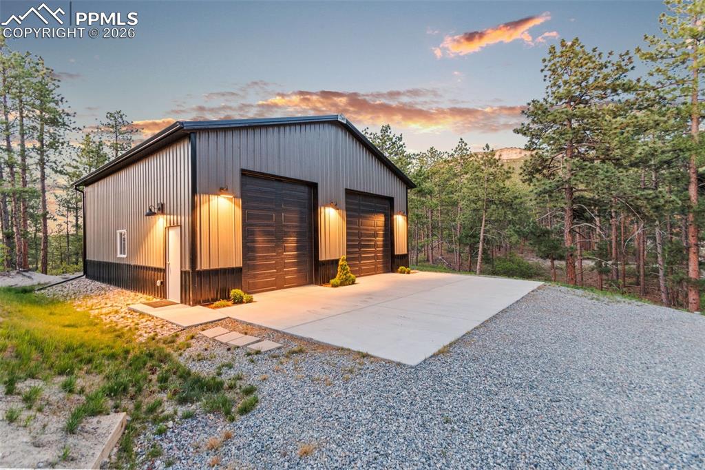 Image 40 of 50: Garage