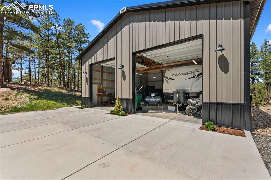 Image 44 of 50: Garage