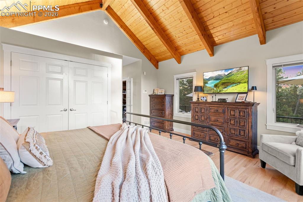 Image 47 of 50: Bedroom