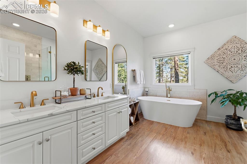 Image 49 of 50: Bathroom