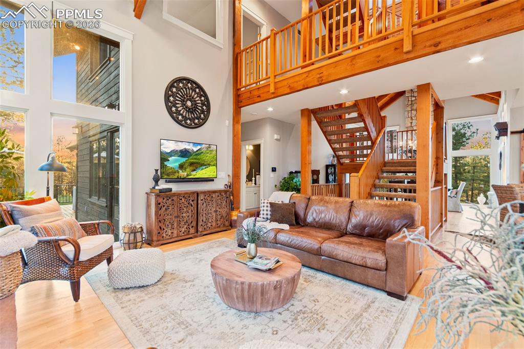 Image 8 of 50: Living Room