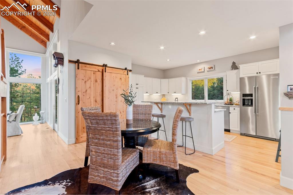 Image 9 of 50: Dining Area