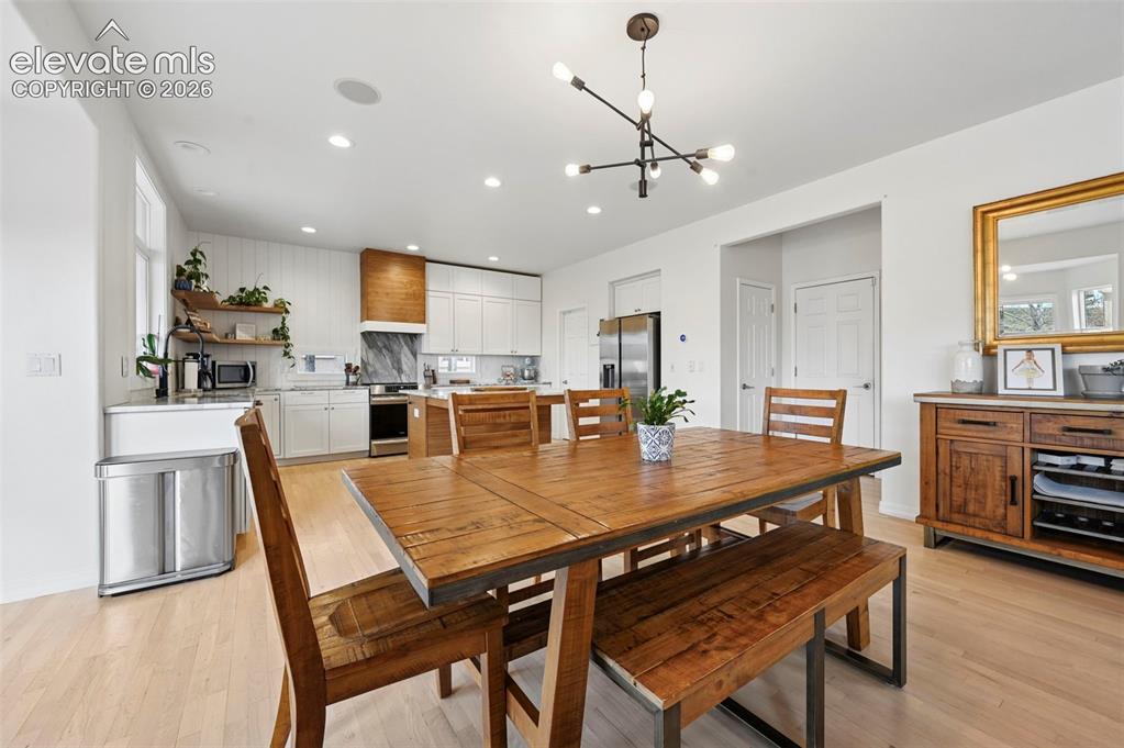 Image 10 of 50: Dining Area