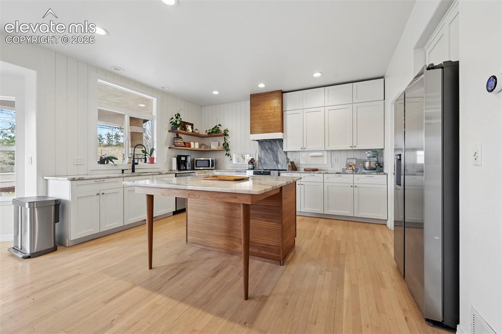Image 13 of 50: Kitchen