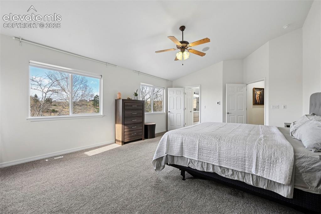 Image 19 of 50: Bedroom